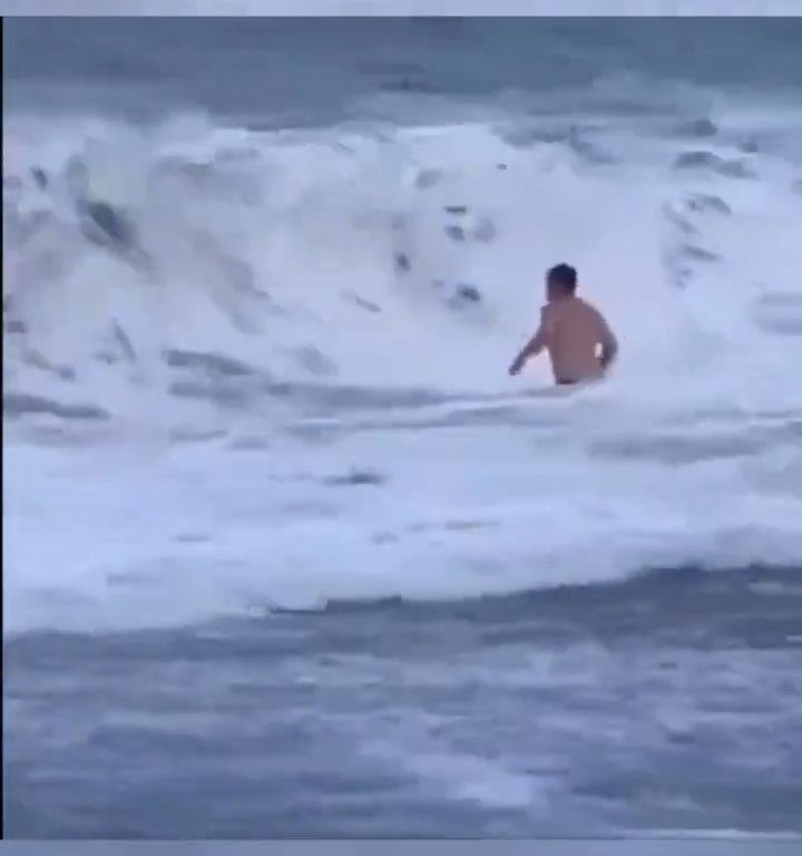 Besa a su novio en la playa, una ola monstruosa la mata: video viral