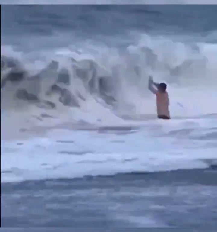 Besa a su novio en la playa, una ola monstruosa la mata: video viral