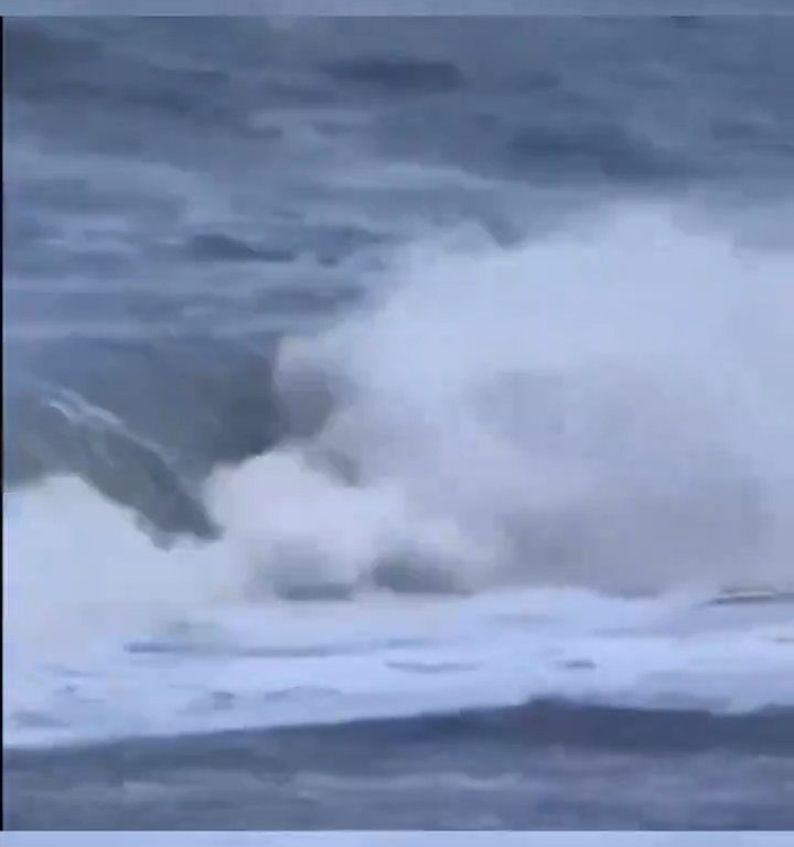 Elle embrasse son copain sur la plage, une vague anormale la tue : vidéo virale