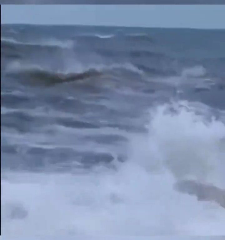 Elle embrasse son copain sur la plage, une vague anormale la tue : vidéo virale