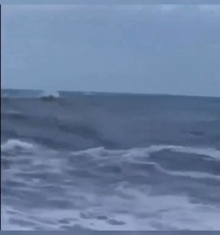 Besa a su novio en la playa, una ola monstruosa la mata: video viral