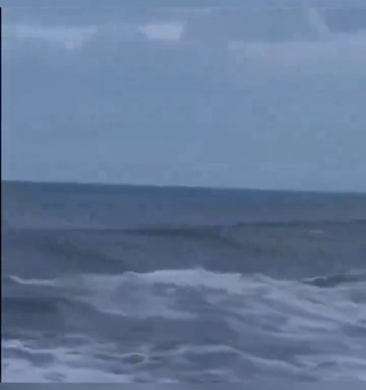 Besa a su novio en la playa, una ola monstruosa la mata: video viral