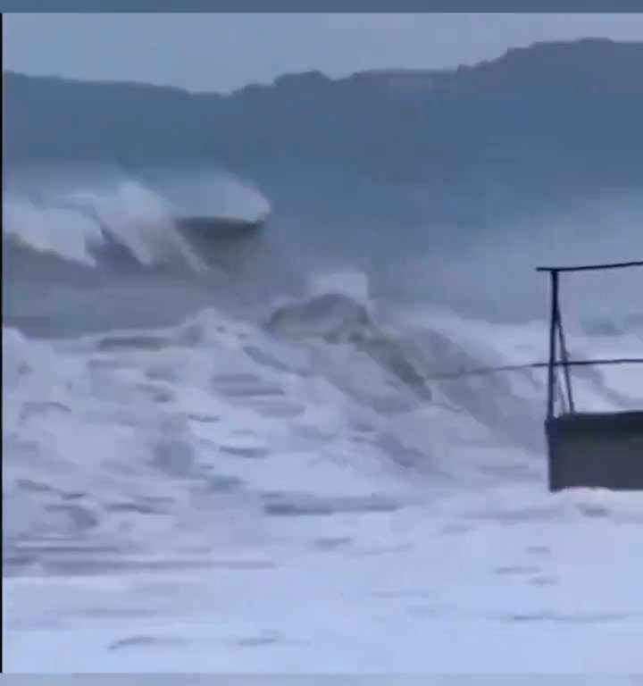 Elle embrasse son copain sur la plage, une vague anormale la tue : vidéo virale