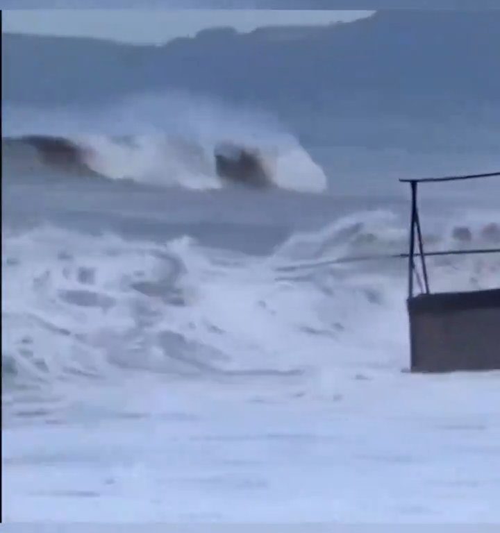 Elle embrasse son copain sur la plage, une vague anormale la tue : vidéo virale