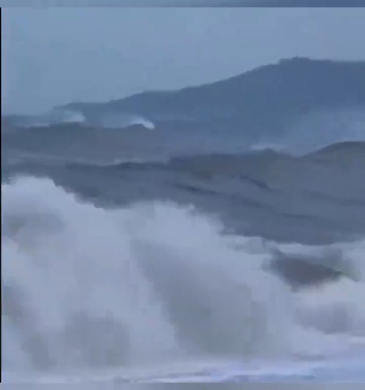 Elle embrasse son copain sur la plage, une vague anormale la tue : vidéo virale