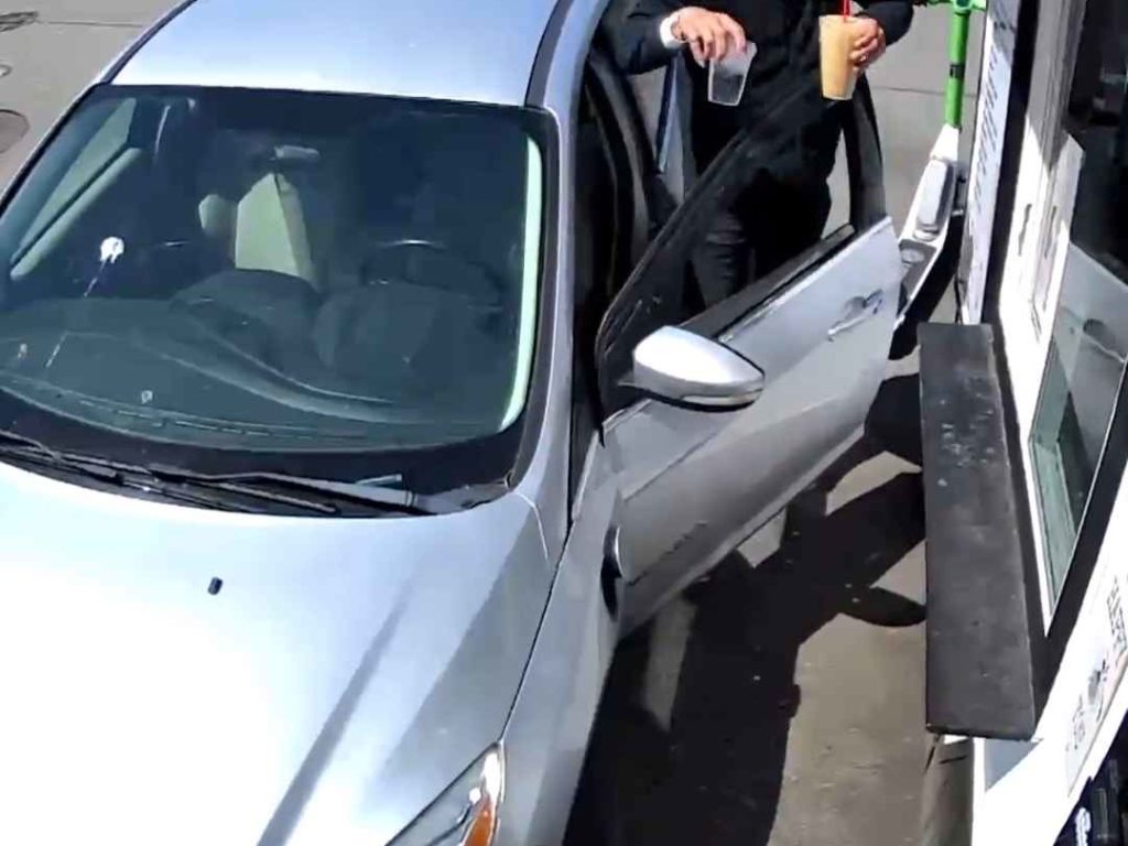 Barista in bikini aggredita da cliente, lei gli sfascia l'auto a martellate: video