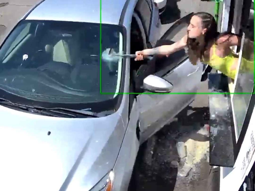 Barista in bikini aggredita da cliente, lei gli sfascia l'auto a martellate: video