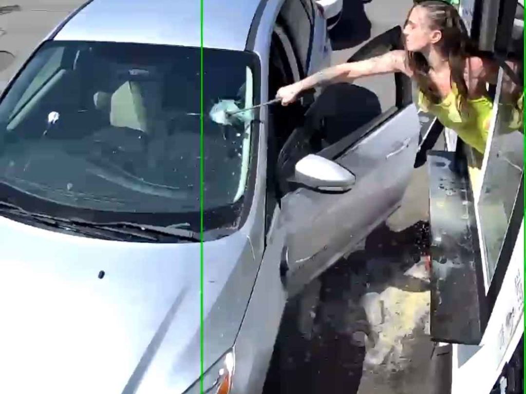 Barista in bikini aggredita da cliente, lei gli sfascia l'auto a martellate: video