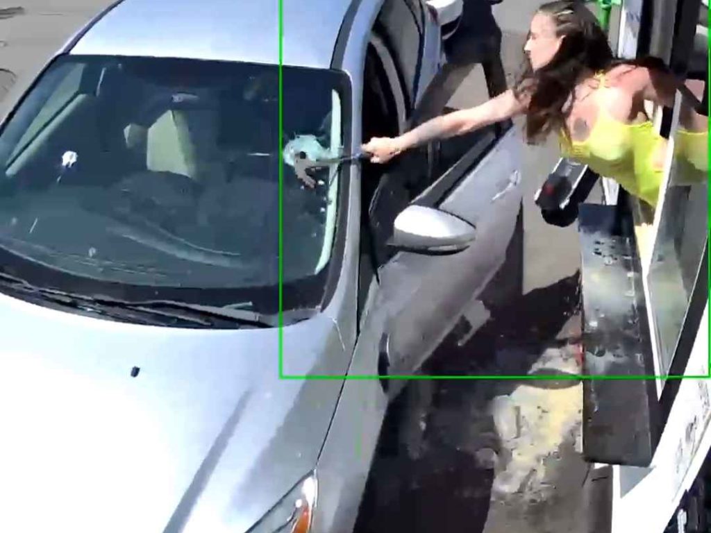 Barista in bikini aggredita da cliente, lei gli sfascia l'auto a martellate: video