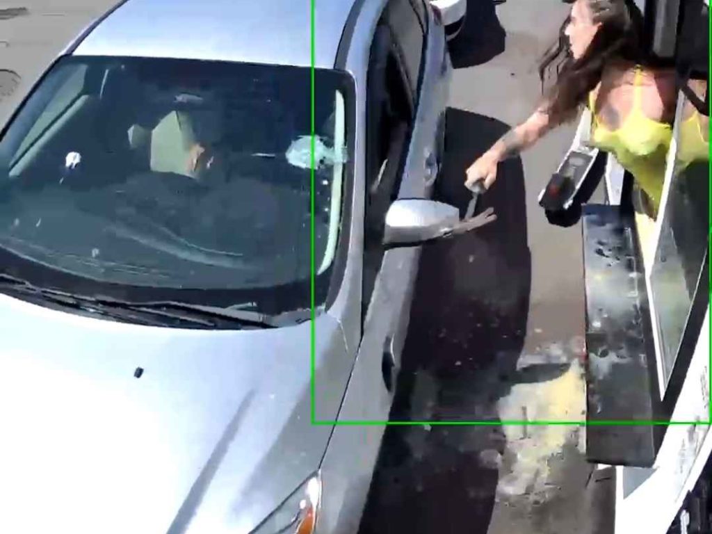 Barista in bikini aggredita da cliente, lei gli sfascia l'auto a martellate: video