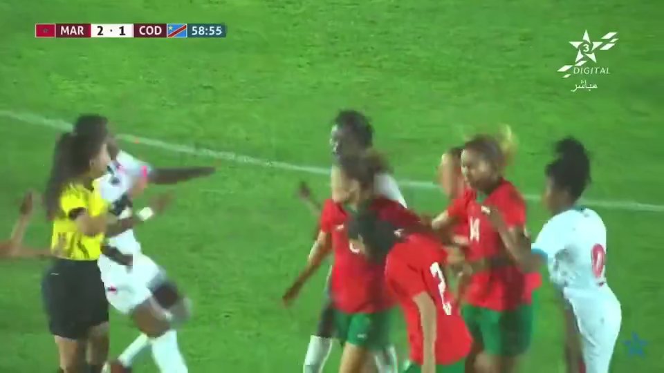 El futbolista de la selección del Congo noquea a un rival con un puñetazo en un partido amistoso