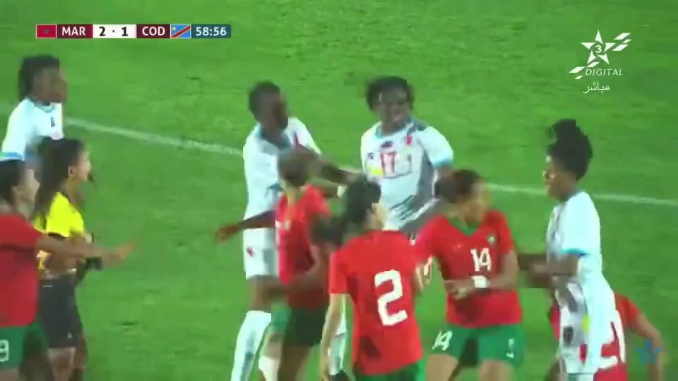 El futbolista de la selección del Congo noquea a un rival con un puñetazo en un partido amistoso