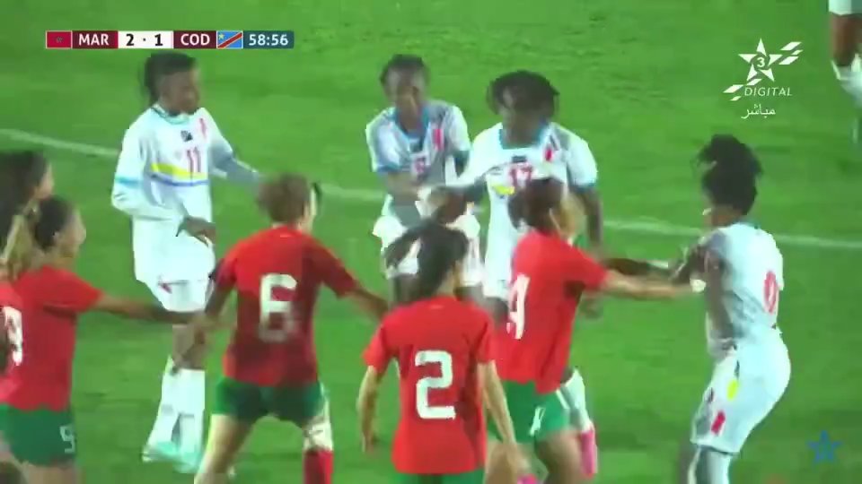 El futbolista de la selección del Congo noquea a un rival con un puñetazo en un partido amistoso