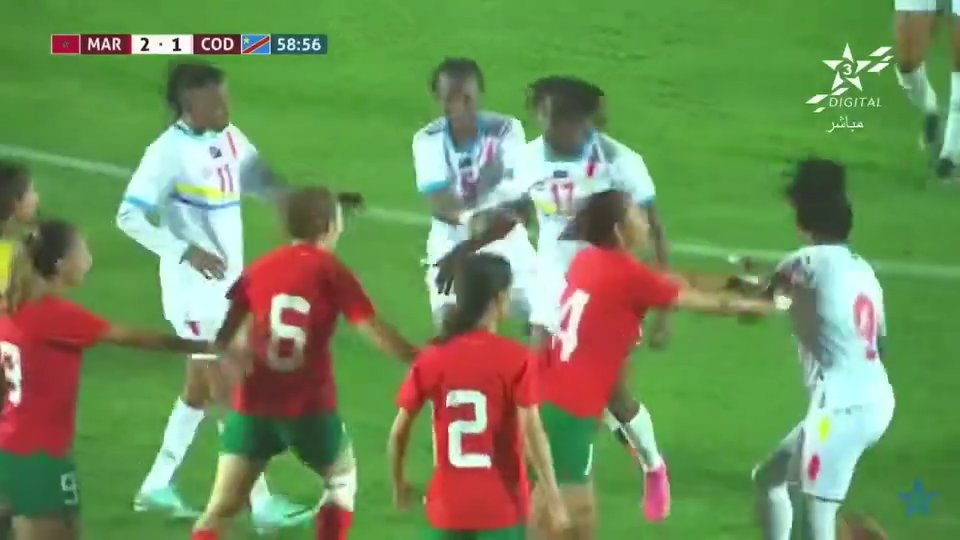 El futbolista de la selección del Congo noquea a un rival con un puñetazo en un partido amistoso