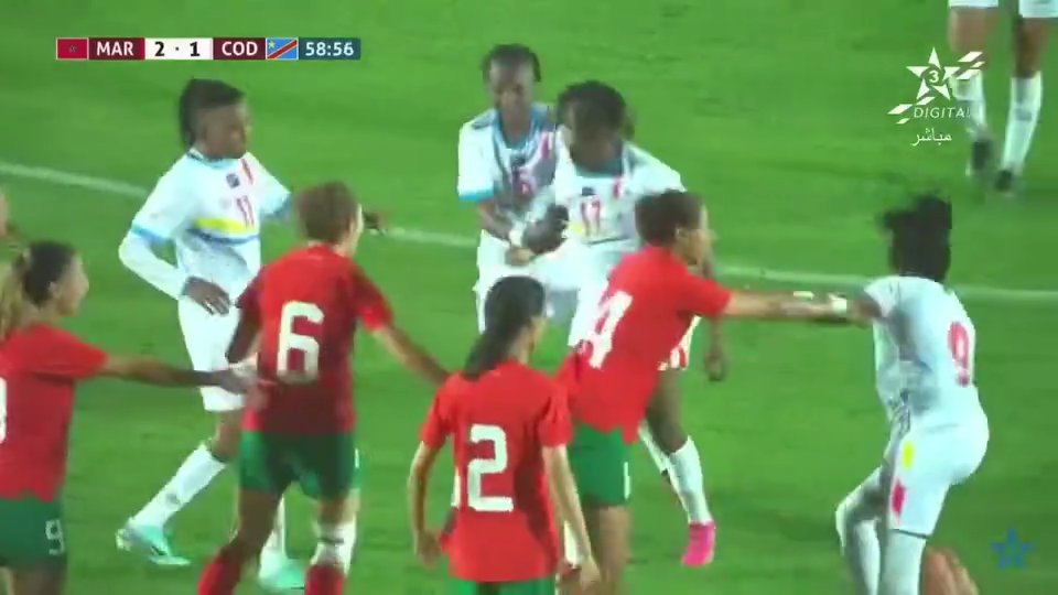 El futbolista de la selección del Congo noquea a un rival con un puñetazo en un partido amistoso