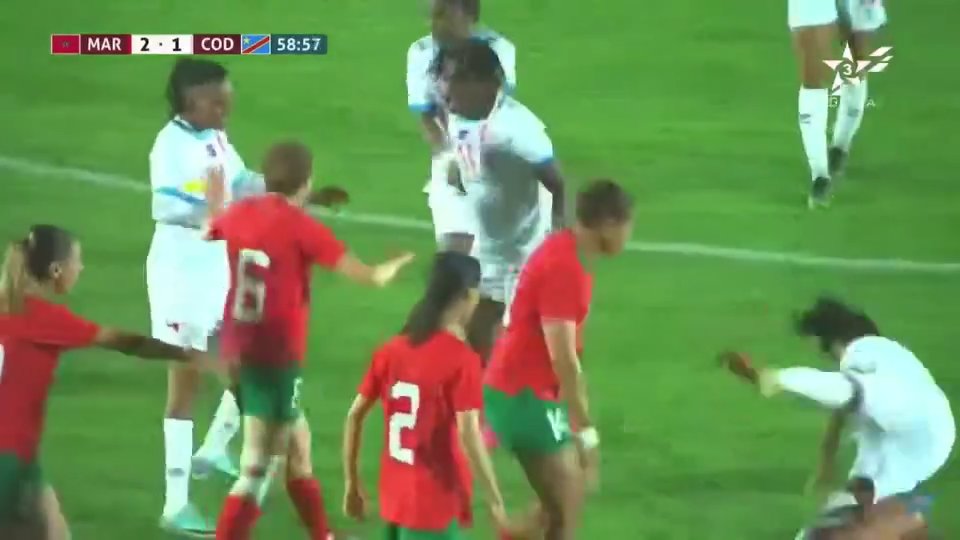 Ein Fußballspieler der kongolesischen Nationalmannschaft schlägt in einem Freundschaftsspiel einen Gegner mit einem Schlag nieder