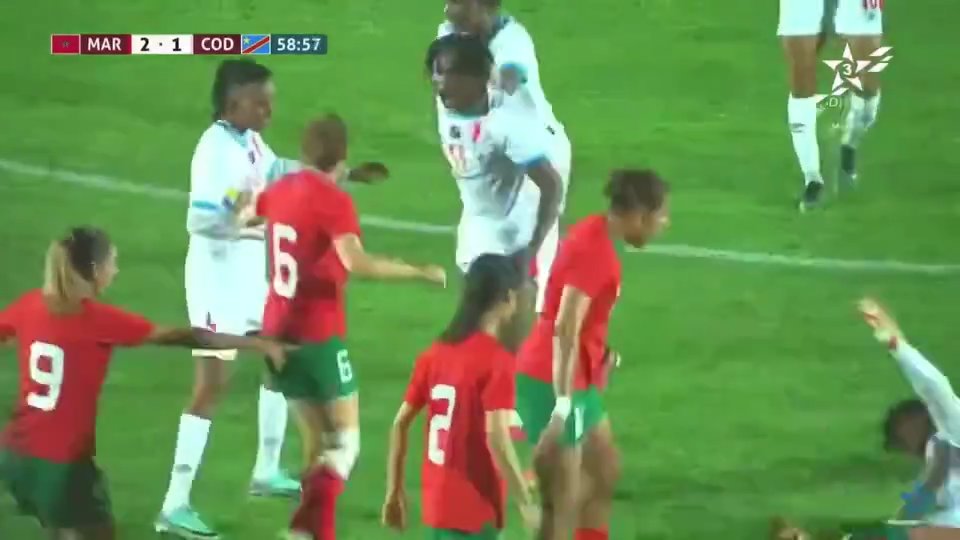 El futbolista de la selección del Congo noquea a un rival con un puñetazo en un partido amistoso