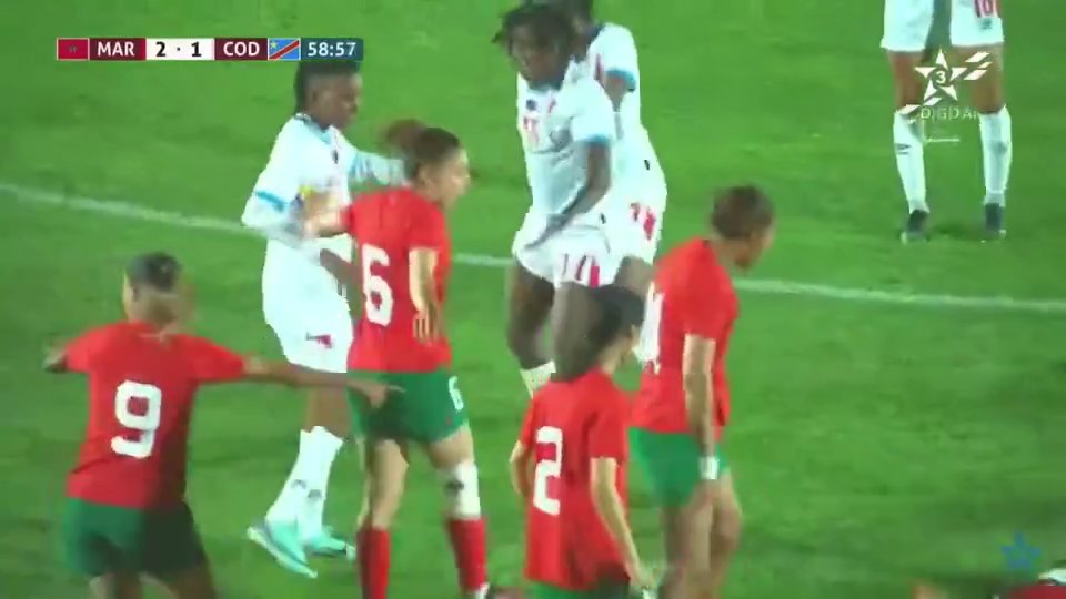 El futbolista de la selección del Congo noquea a un rival con un puñetazo en un partido amistoso