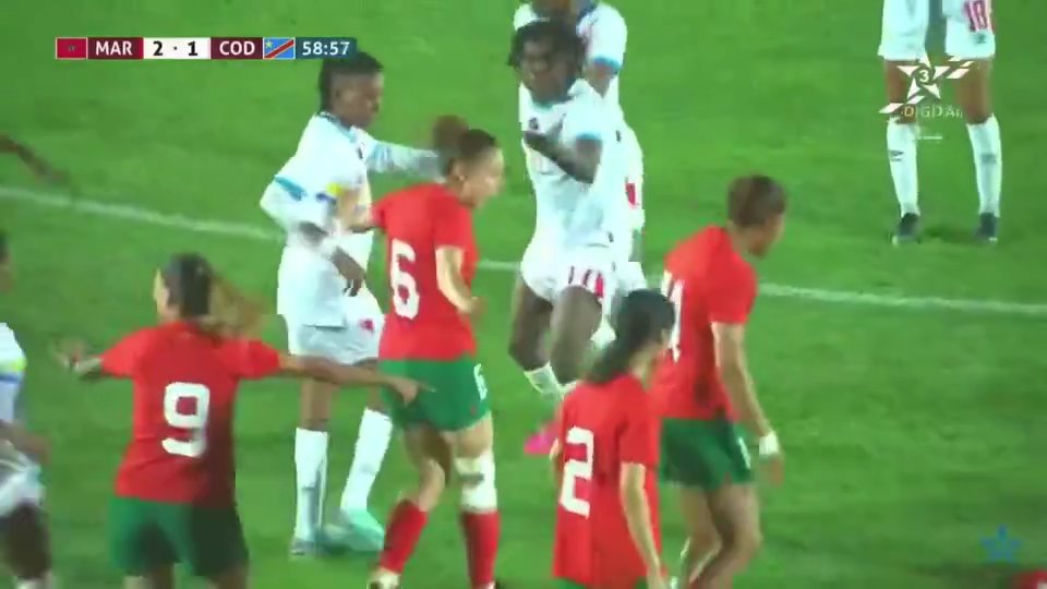 El futbolista de la selección del Congo noquea a un rival con un puñetazo en un partido amistoso