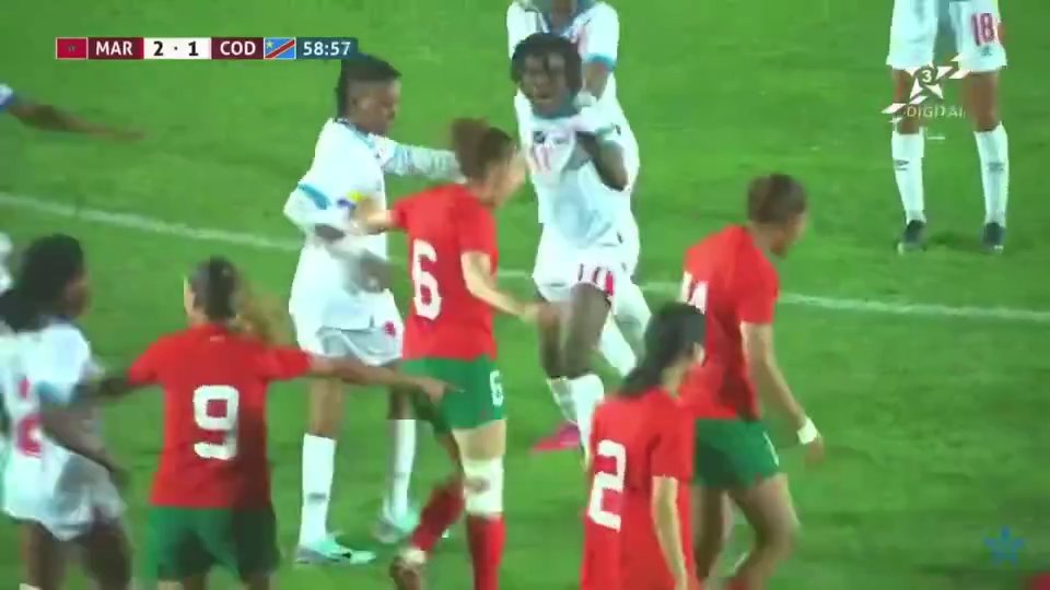 El futbolista de la selección del Congo noquea a un rival con un puñetazo en un partido amistoso