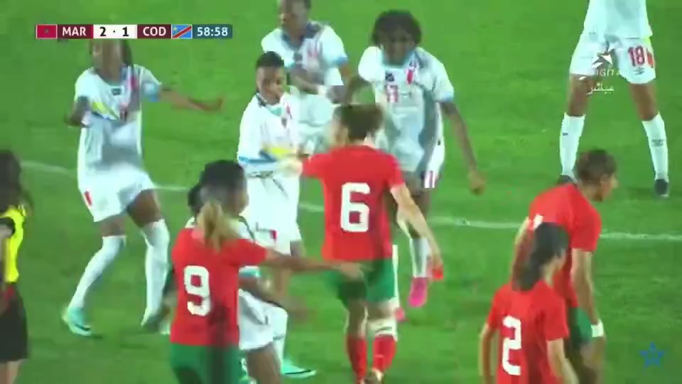 El futbolista de la selección del Congo noquea a un rival con un puñetazo en un partido amistoso