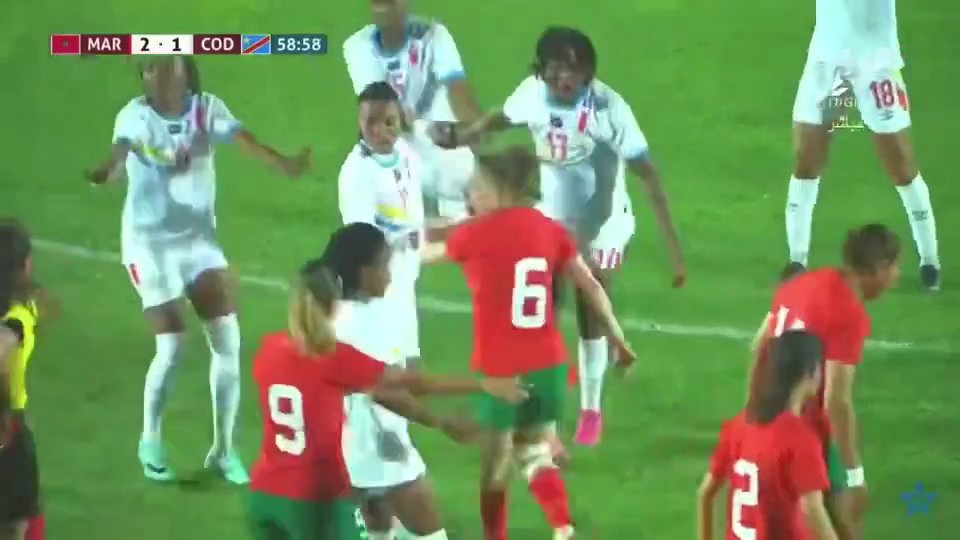 El futbolista de la selección del Congo noquea a un rival con un puñetazo en un partido amistoso