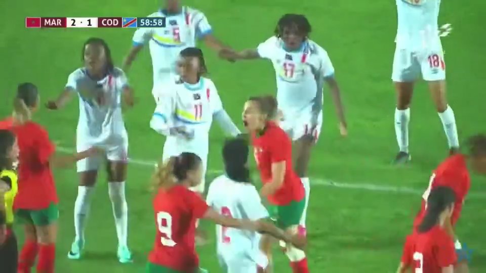 El futbolista de la selección del Congo noquea a un rival con un puñetazo en un partido amistoso