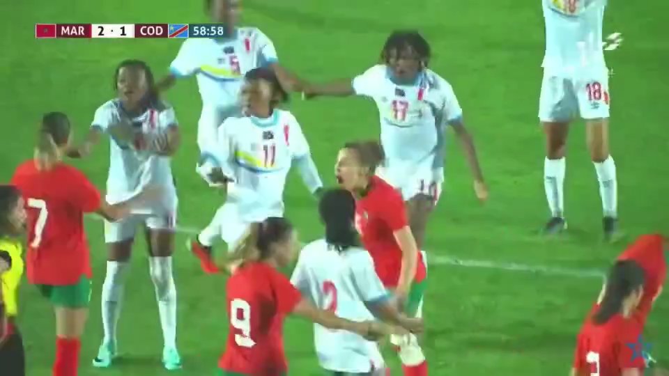 El futbolista de la selección del Congo noquea a un rival con un puñetazo en un partido amistoso