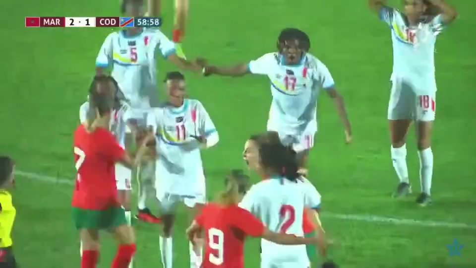 El futbolista de la selección del Congo noquea a un rival con un puñetazo en un partido amistoso