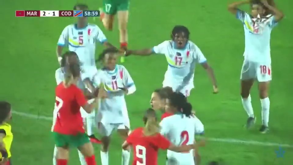 El futbolista de la selección del Congo noquea a un rival con un puñetazo en un partido amistoso