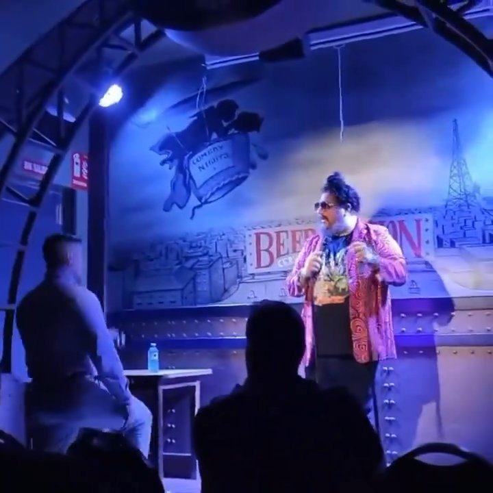 Comediante español hace broma sobre recién nacido, padre sube al escenario y lo golpea