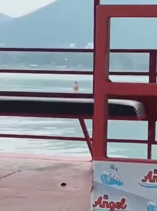 Un couple fait l'amour dans le barrage mais est filmé par des touristes. La vidéo devient virale