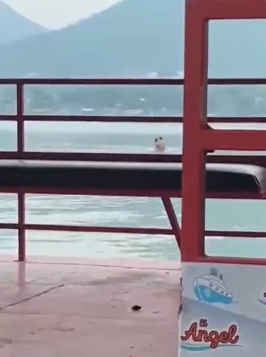 Un couple fait l'amour dans le barrage mais est filmé par des touristes. La vidéo devient virale