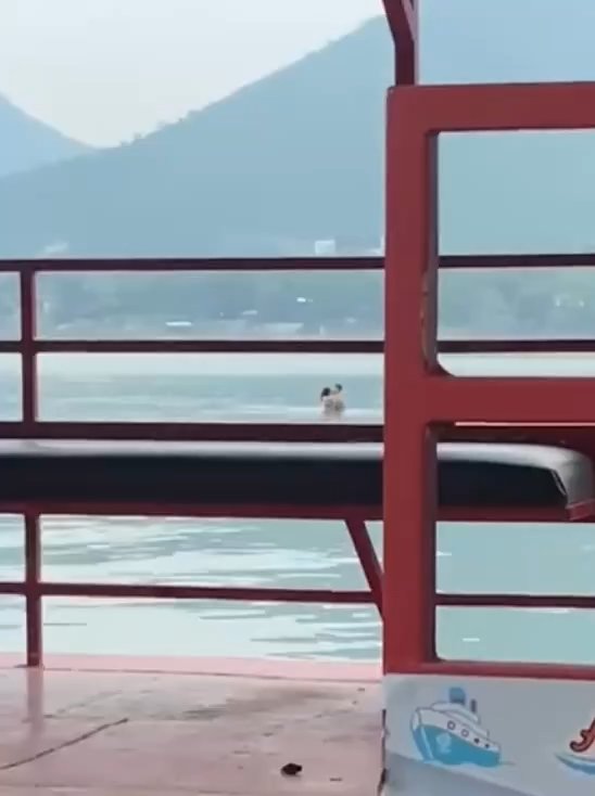 Un couple fait l'amour dans le barrage mais est filmé par des touristes. La vidéo devient virale