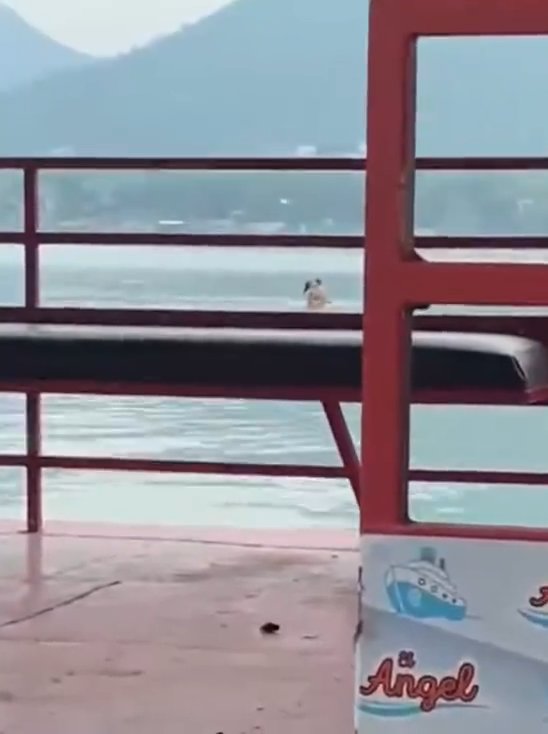 Un couple fait l'amour dans le barrage mais est filmé par des touristes. La vidéo devient virale