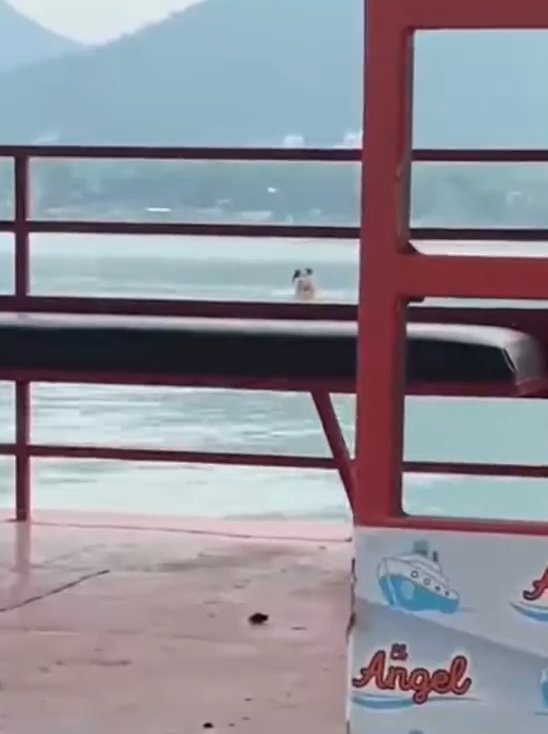 Un couple fait l'amour dans le barrage mais est filmé par des touristes. La vidéo devient virale