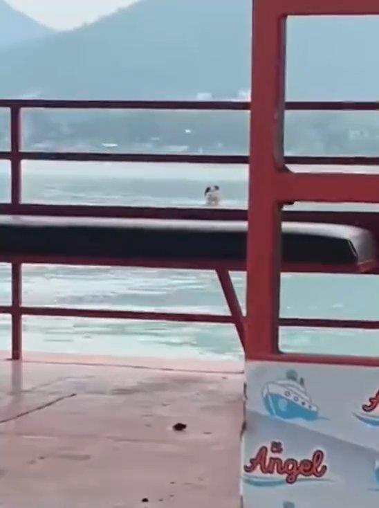 Un couple fait l'amour dans le barrage mais est filmé par des touristes. La vidéo devient virale