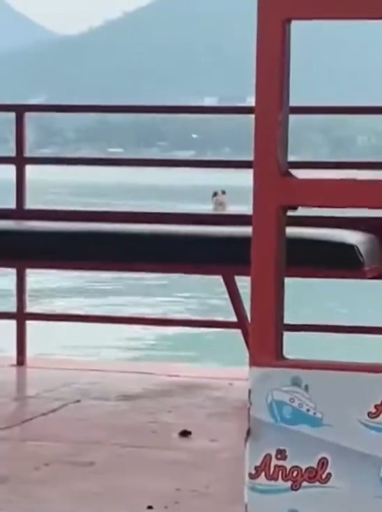 Un couple fait l'amour dans le barrage mais est filmé par des touristes. La vidéo devient virale