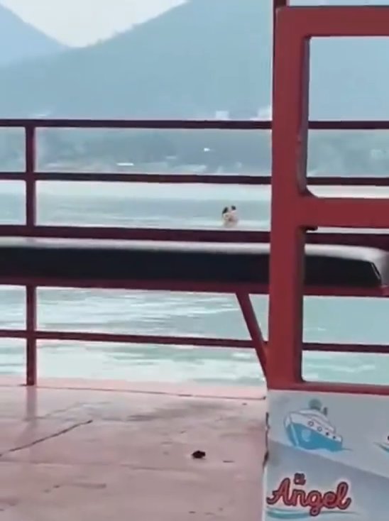 Un couple fait l'amour dans le barrage mais est filmé par des touristes. La vidéo devient virale