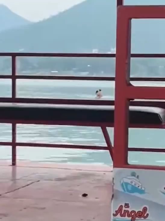 Un couple fait l'amour dans le barrage mais est filmé par des touristes. La vidéo devient virale