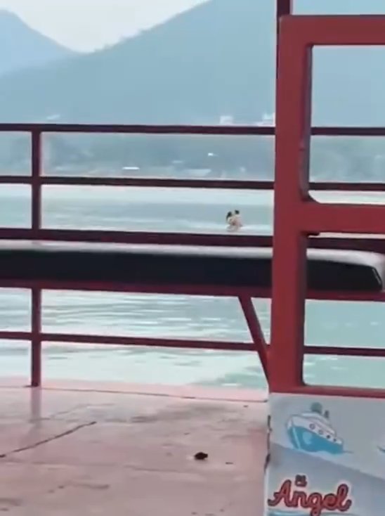 Un couple fait l'amour dans le barrage mais est filmé par des touristes. La vidéo devient virale