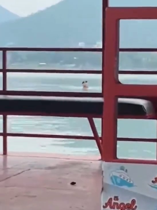 Un couple fait l'amour dans le barrage mais est filmé par des touristes. La vidéo devient virale