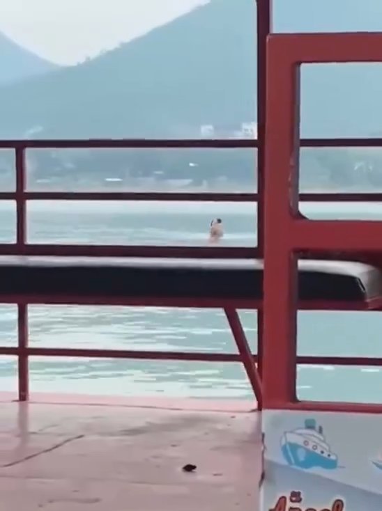 Un couple fait l'amour dans le barrage mais est filmé par des touristes. La vidéo devient virale