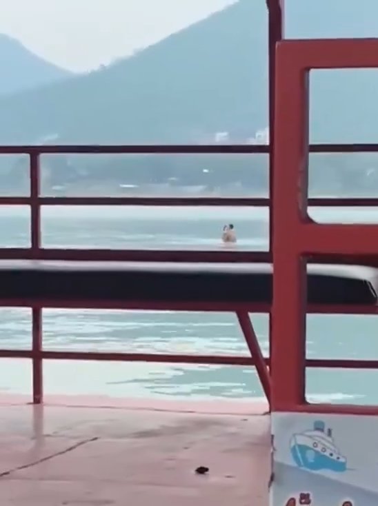 Pareja hace el amor en la presa pero es filmada por turistas video se vuelve viral