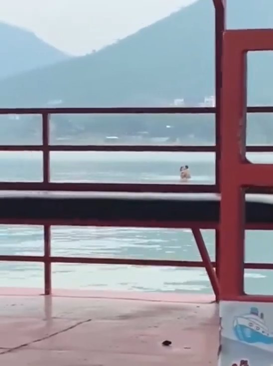 Un couple fait l'amour dans le barrage mais est filmé par des touristes. La vidéo devient virale