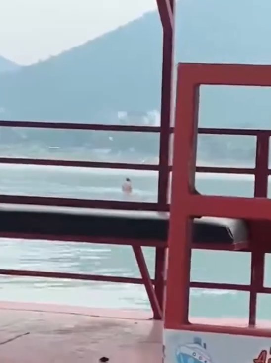 Un couple fait l'amour dans le barrage mais est filmé par des touristes. La vidéo devient virale