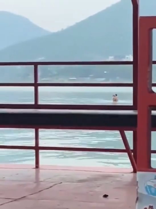 Un couple fait l'amour dans le barrage mais est filmé par des touristes. La vidéo devient virale