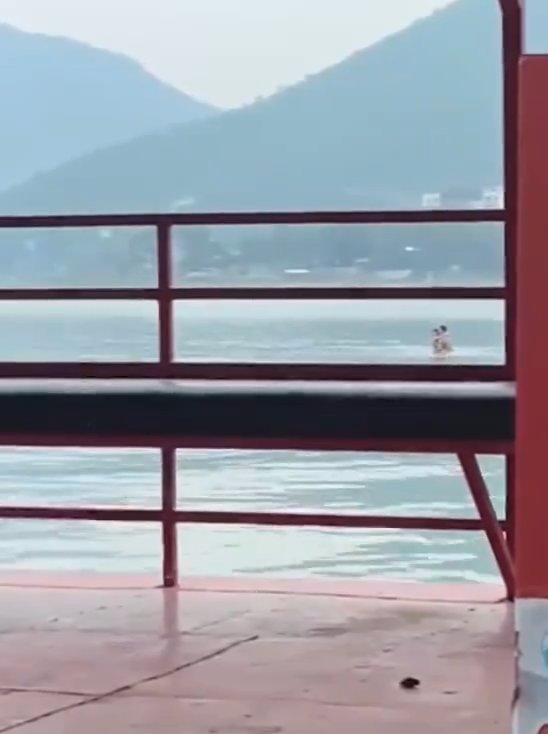 Un couple fait l'amour dans le barrage mais est filmé par des touristes. La vidéo devient virale