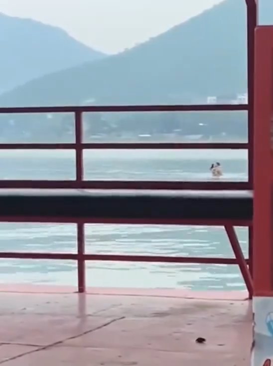 Un couple fait l'amour dans le barrage mais est filmé par des touristes. La vidéo devient virale