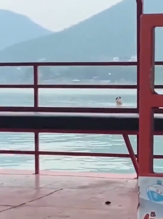 Un couple fait l'amour dans le barrage mais est filmé par des touristes. La vidéo devient virale